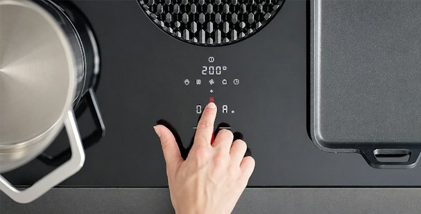 BORA X Pure kookplaat met hand op sControl+ slider en verlichte kookzone iconen en timer