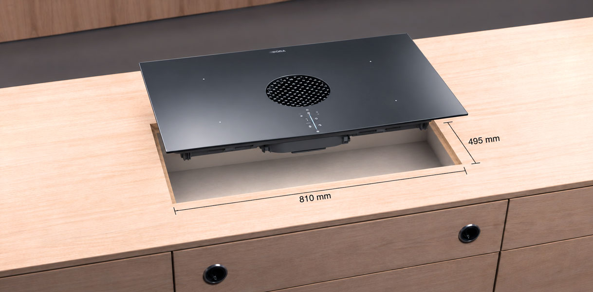 BORA X Pure kookplaat van bovenaf met afmetingen van 810 bij 495 mm en afzuigopening in het midden