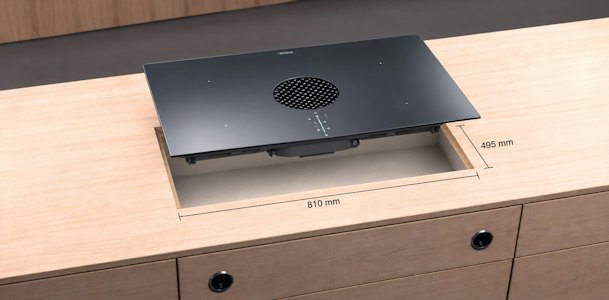BORA X Pure kookplaat van bovenaf met afmetingen van 810 bij 495 mm en afzuigopening in het midden