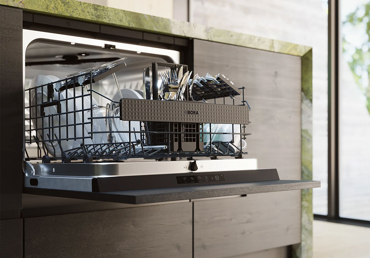 Geopende BORA Dish vaatwasser met uitgeschoven vaatwasserkorf vol servies, glazen en bestek in een moderne keuken met natuurstenen werkblad.