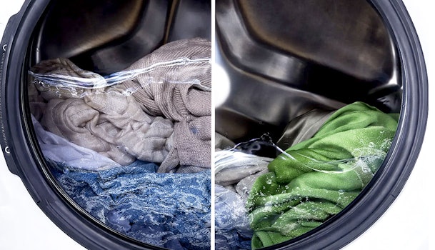 Wasmachinetrommel met wasgoed en adaptieve waterverdeling