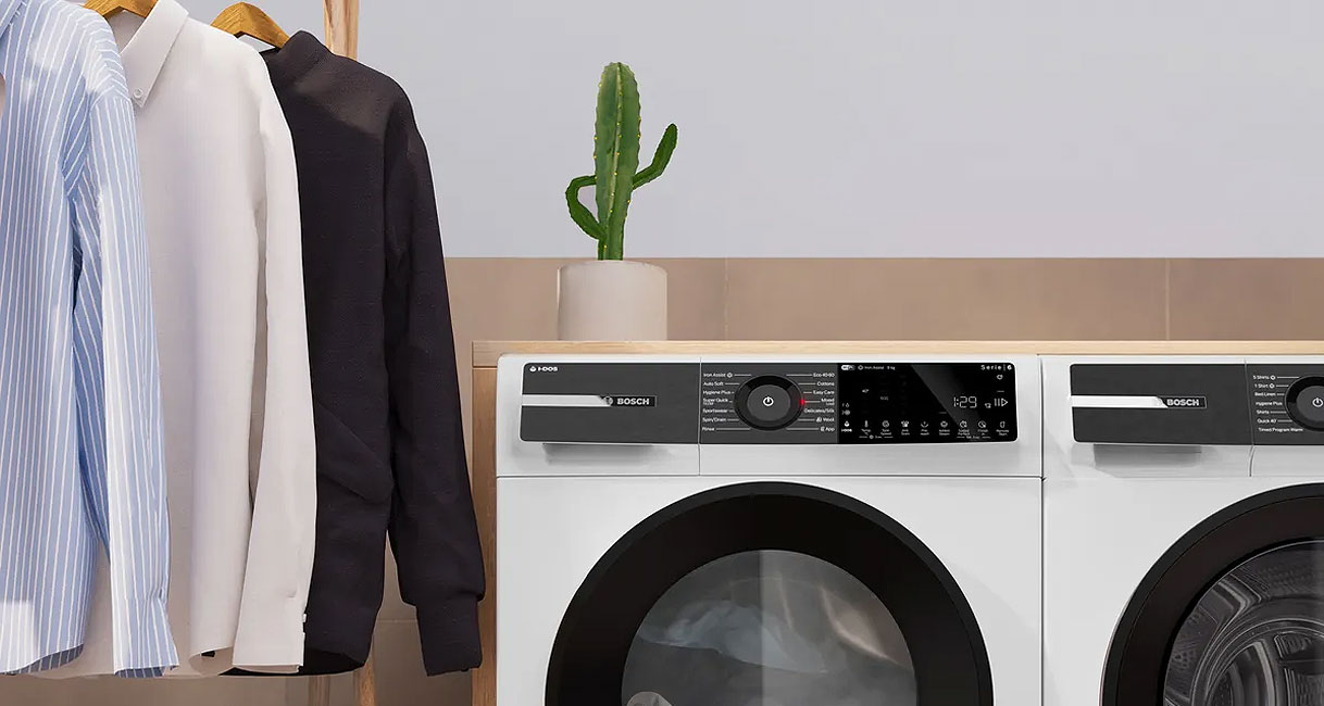 Bosch wasmachine met hangende overhemden als visuele verwijzing naar Added Steam stoomfunctie