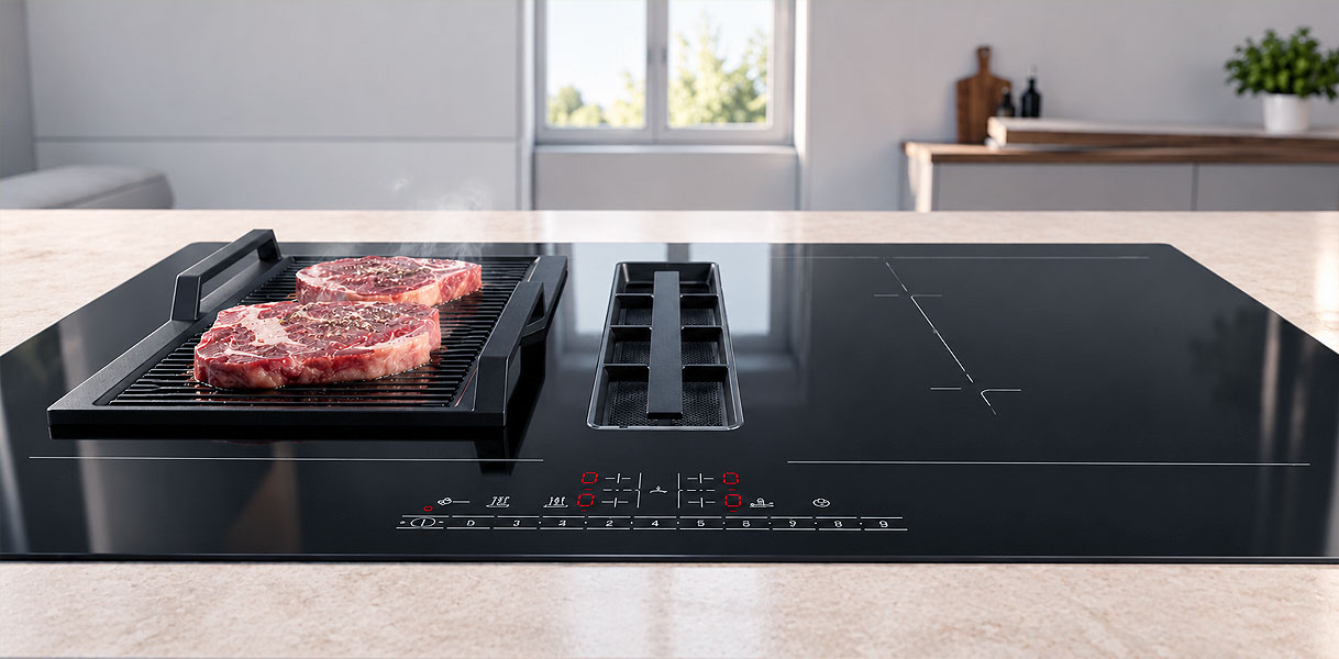 Grillplaat met vlees op de gekoppelde CombiZone van een Bosch kookplaat met afzuiging