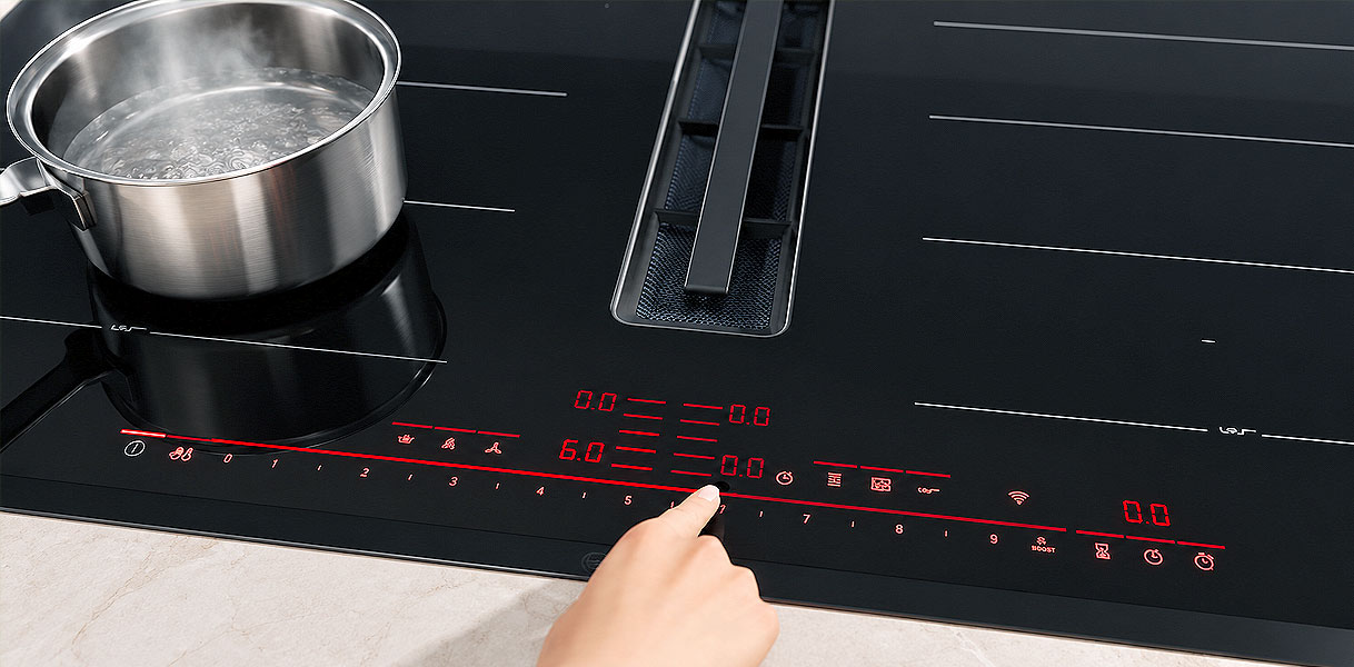 DirectSelect bedieningspaneel met lichtbalk en standen op een Bosch kookplaat met afzuiging