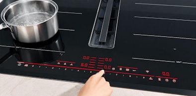 DirectSelect bedieningspaneel met lichtbalk en standen op een Bosch kookplaat met afzuiging
