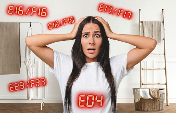 Vrouw kijkt gefrustreerd naar Bosch wasmachine foutcodes E16, E17, E18, E23 en E04 om haar heen