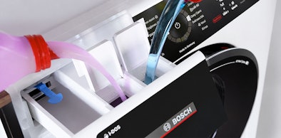 Bosch wasmachine met i-DOS die automatisch de exacte hoeveelheid wasmiddel doseert in het lade