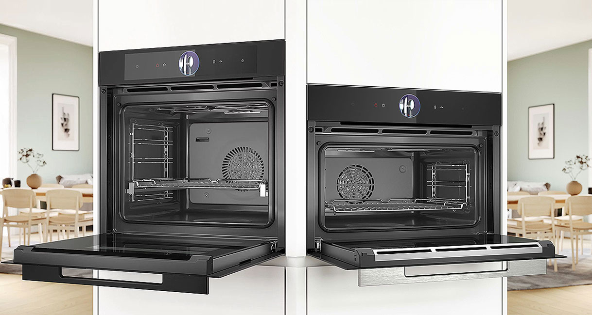 Geopende Bosch inbouw ovens voor een nis van 60 en 45 cm naast elkaar