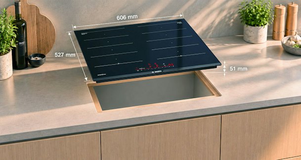 Bosch inductie kookplaat boven de uitsparing in het werkblad met afmetingen