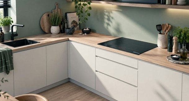 Bosch inductie kookplaat uit de Serie 8 in een houten werkblad naast de spoelbak