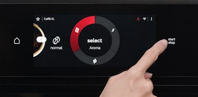 Vinger bedient het Aroma Select keuzemenu op het touchscreen van een Bosch koffie volautomaat