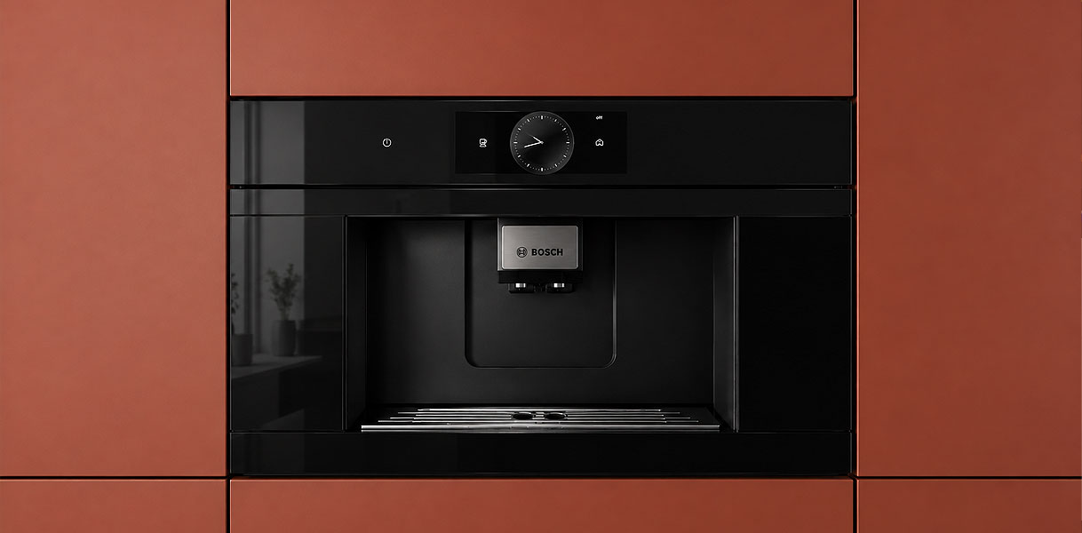 Bosch koffiemachine CTL9181B0 met glanzend zwart glasfront ingebouwd in een keukenwand