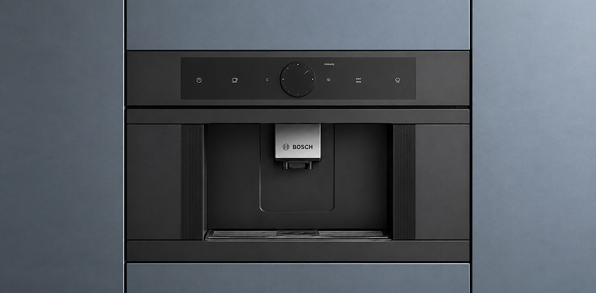 Bosch koffiemachine CTL9181M0 met matte afwerking ingebouwd in een keukenwand