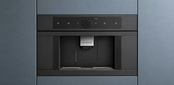 Bosch koffiemachine CTL9181M0 met matte afwerking ingebouwd in een keukenwand