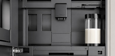 Gevulde melkhouder in een Bosch koffiemachine die zelf herkent hoeveel melk erin zit