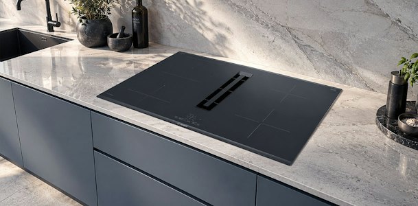Bosch kookplaat met afzuiging uit de Serie 4 in een donker werkblad