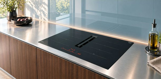 Bosch kookplaat met afzuiging uit de Serie 6 met DirectSelect bediening in een houten werkblad