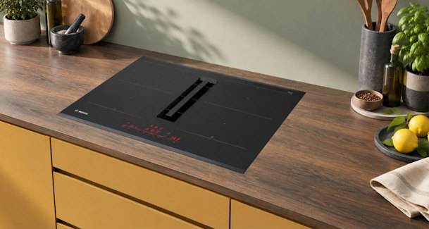 Bosch inductie kookplaat met afzuiging in het midden in een houten werkblad