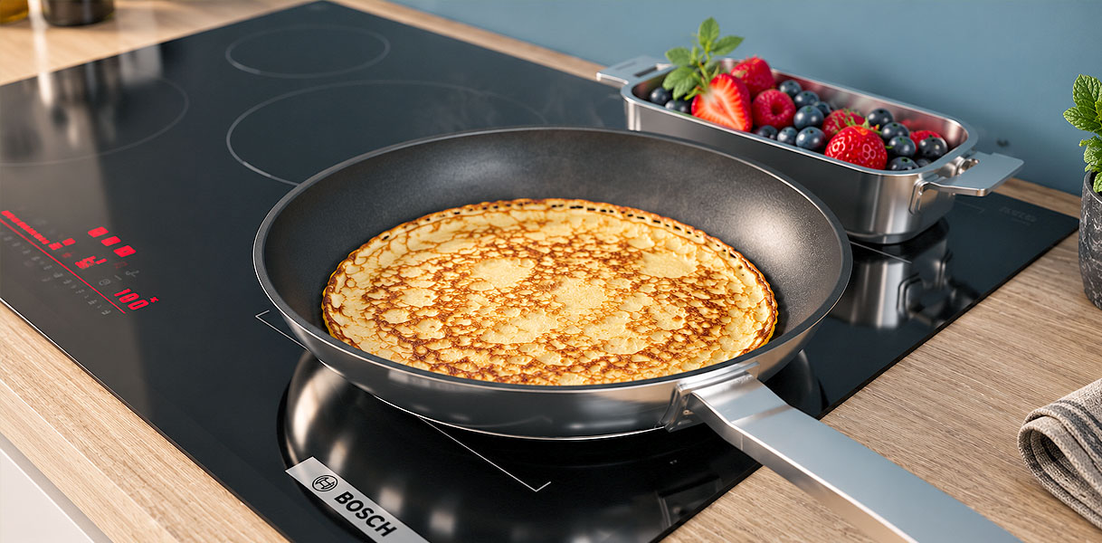 Pannenkoek in een pan op een Bosch kookplaat met PerfectFry Plus temperatuursensor