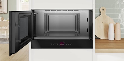Bosch Serie 8 inbouw magnetron in zwart met open deur en touchscreen bediening in moderne keuken