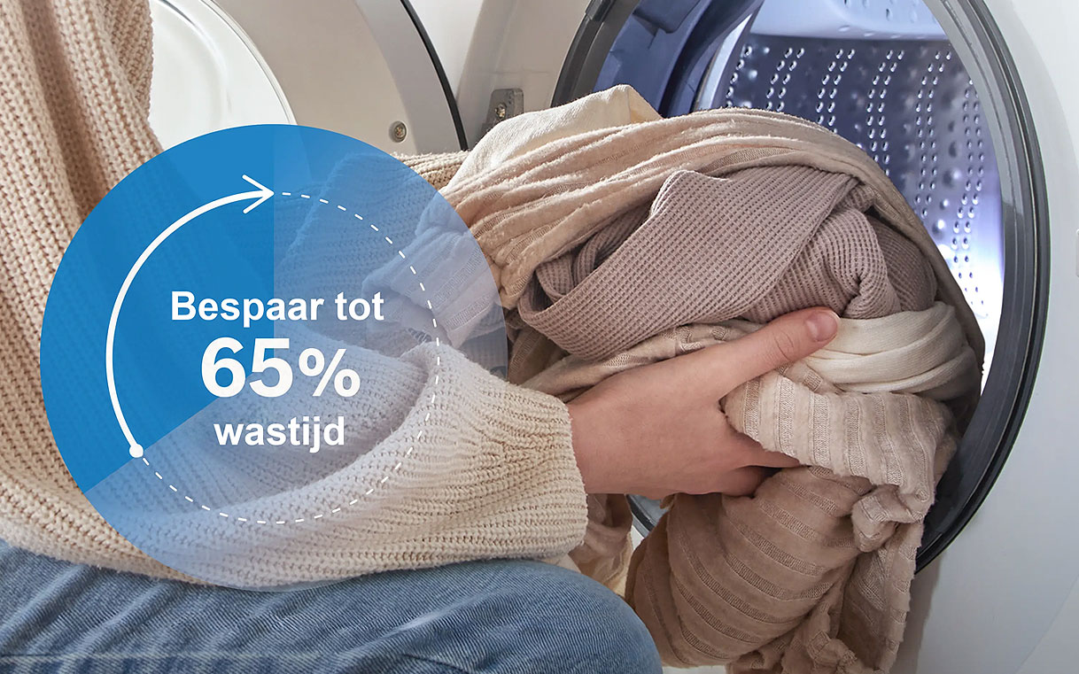 Bosch wasmachine met SpeedPerfect functie waarbij wasgoed in de trommel wordt geplaatst