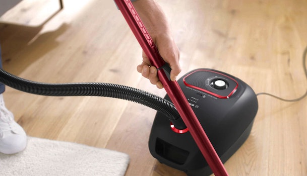 Bosch stofzuiger met rode accenten in gebruik op houten vloer toont duurzame constructie en prestaties