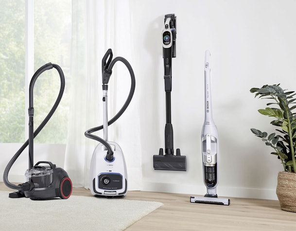 Bosch stofzuiger assortiment met zakloze sledestofzuiger steelstofzuiger en kruimeldief in moderne woonkamer