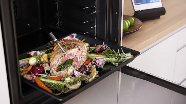 Rollade met groenten en kerntemperatuurmeter op braadslede uit de Bosch stoomoven