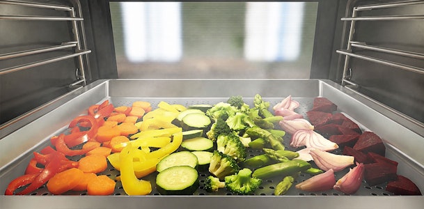 Paprika, courgette, broccoli en biet stomen op geperforeerde schaal in de Bosch stoomoven
