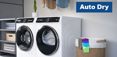 Bosch warmtepompdroger met AutoDry technologie naast wasmachine in moderne wasruimte met wasmand