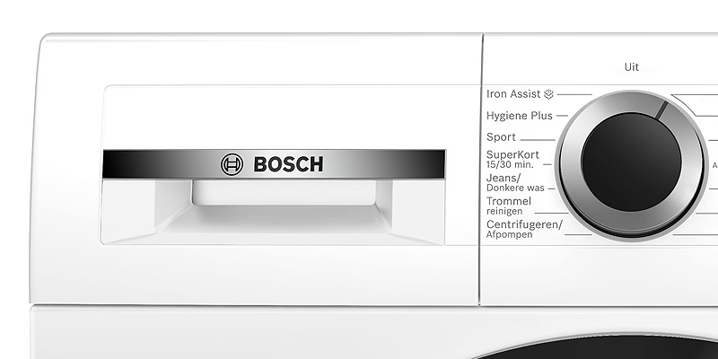 Voorzijde van Bosch Siemens wasmachine met pompfilterklepje waar noodontgrendeling zit