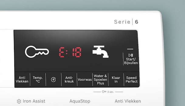 Bosch Serie 6 wasmachine display met sleutelsymbool, foutcode E18 en kraansymbool zichtbaar