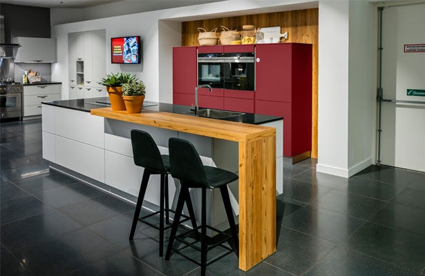 Design keuken met een bourgogne rode kastenwand.
