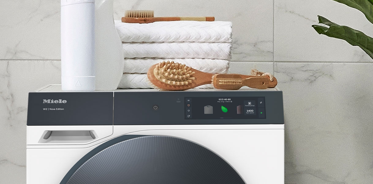 Miele W2 Nova Edition wasmachine met modern touchscreen bedieningspaneel in een stijlvolle badkamer