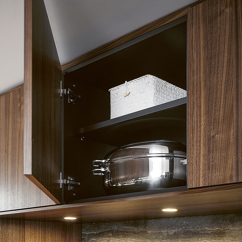 Bovenkast met diepzwarte interieur