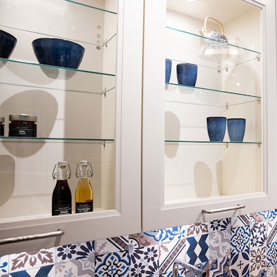 Bovenkasten met glasdeurtjes