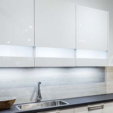 Bovenkastjes met een strook van melkglas