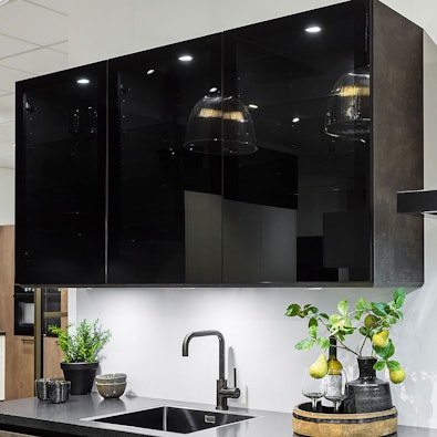 Bovenkastjes met zwarte glazen deurtjes