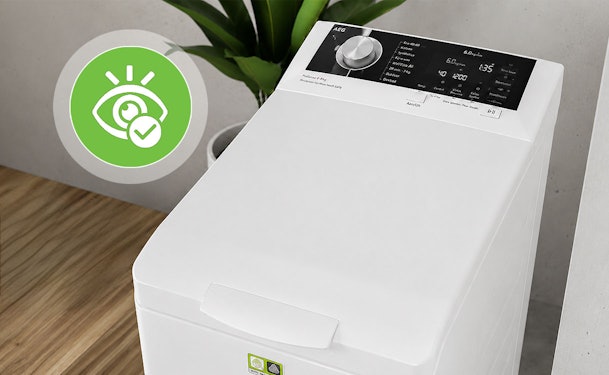 Bovenlader wasmachine met bovenklep en bedieningspaneel, geschikt voor kleine ruimtes en smalle wasruimtes.