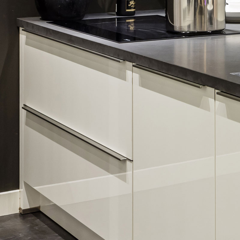 Brede keukenlades aan de voorzijde van het kookeiland