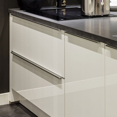 Brede keukenlades aan de voorzijde van het kookeiland