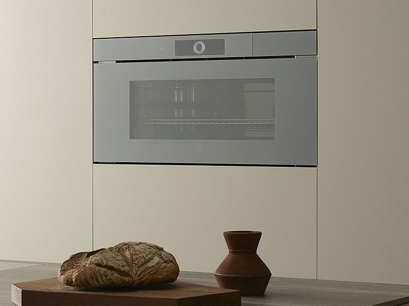 V-ZUG brede oven 90cm breed ingebouwd in moderne keuken met brood op houten aanrecht