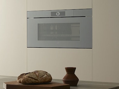 V-ZUG brede oven 90cm breed ingebouwd in moderne keuken met brood op houten aanrecht