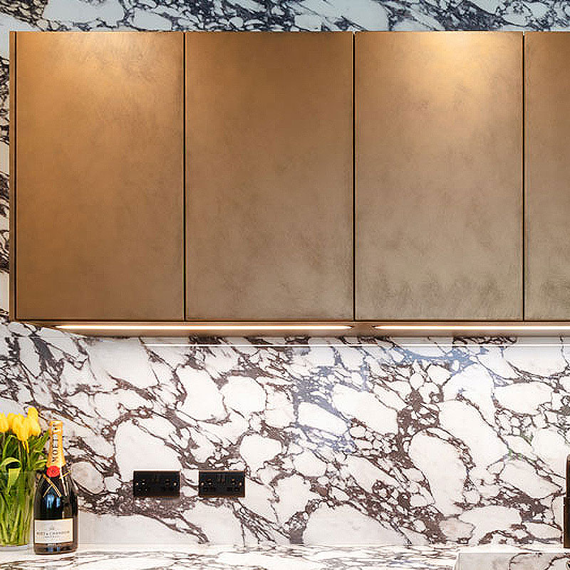 Brons bovenkast op marmerwand