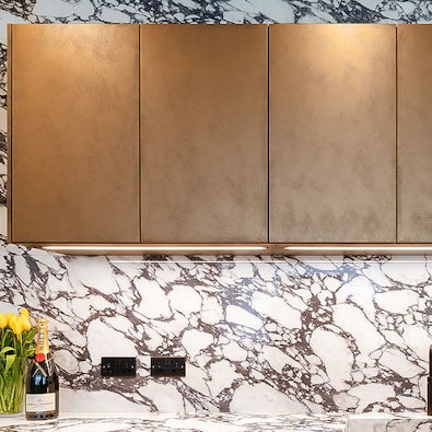 Brons bovenkast op marmerwand