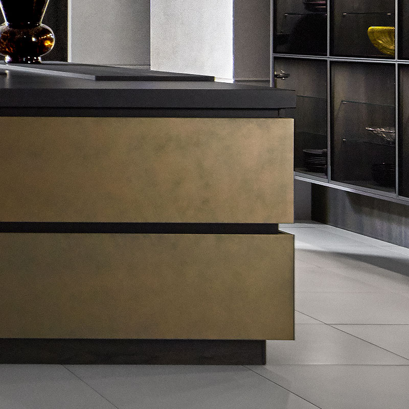 Bronskleurig front van kookeiland met zachte effectlak.