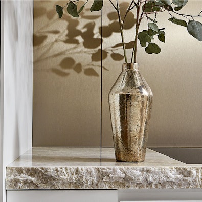 Natuurstenen blad met bronskleurige achterwand en accessoire.