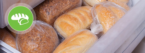 Ingevroren brood in diepvrieslade als voorbeeld van bewaartijd in de vriezer