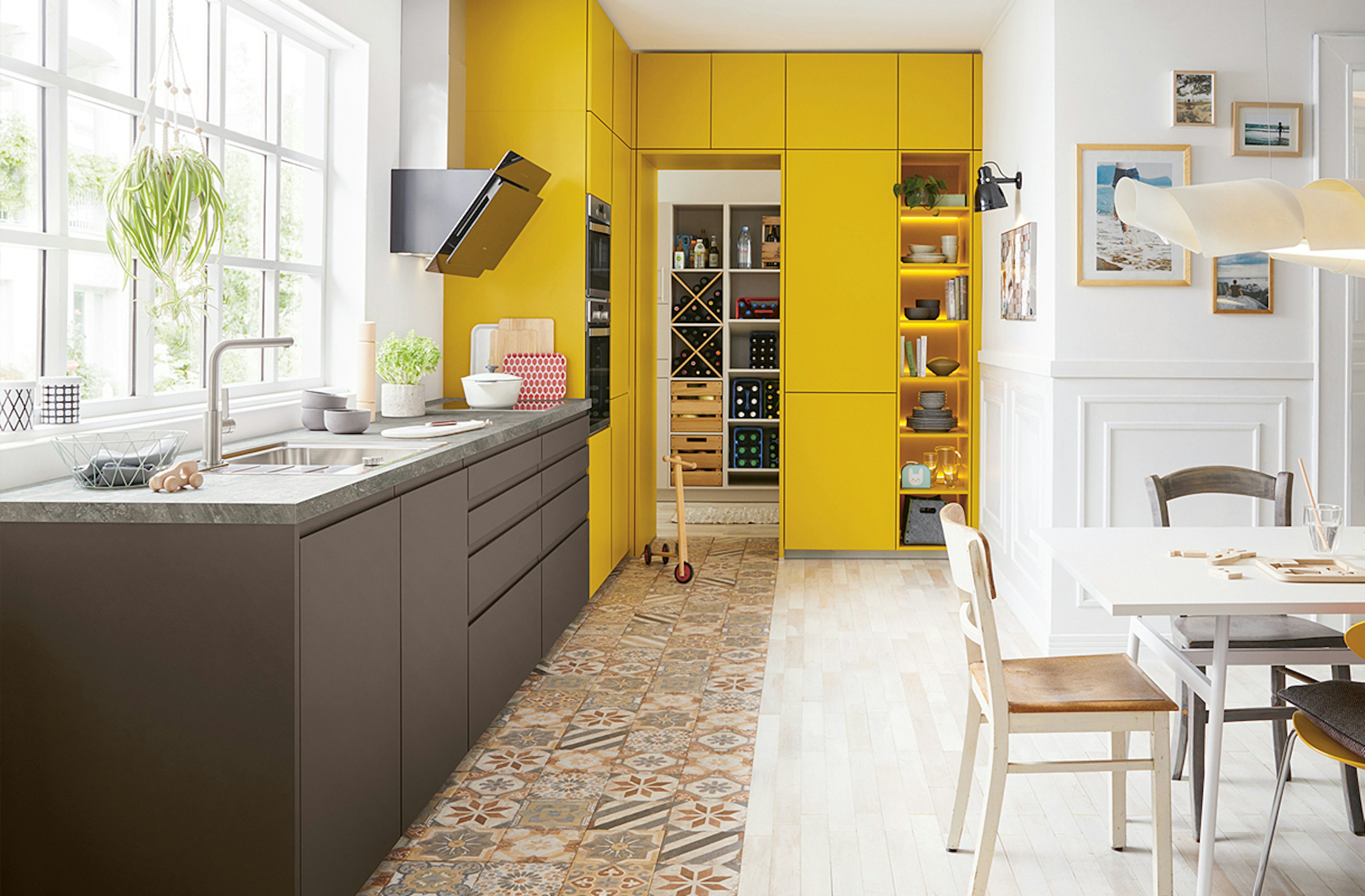 Bruin keukenblok met een gele bijkeuken.