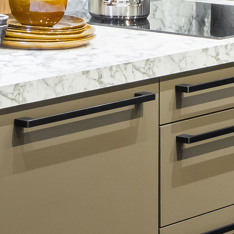 Bruine fronten met zwarte stalen grepen